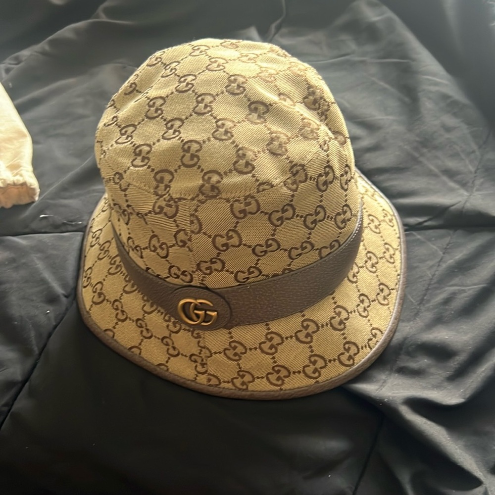 Hi I’m selling a nearly new Gucci bucket hat. Worn a few times. No stains.
